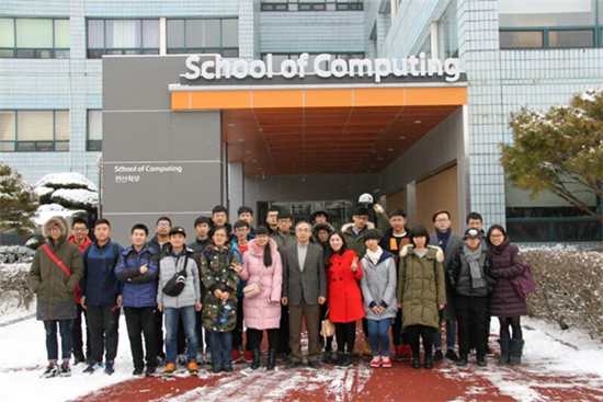 KAIST同学们在计算机学院楼前与教授合照
