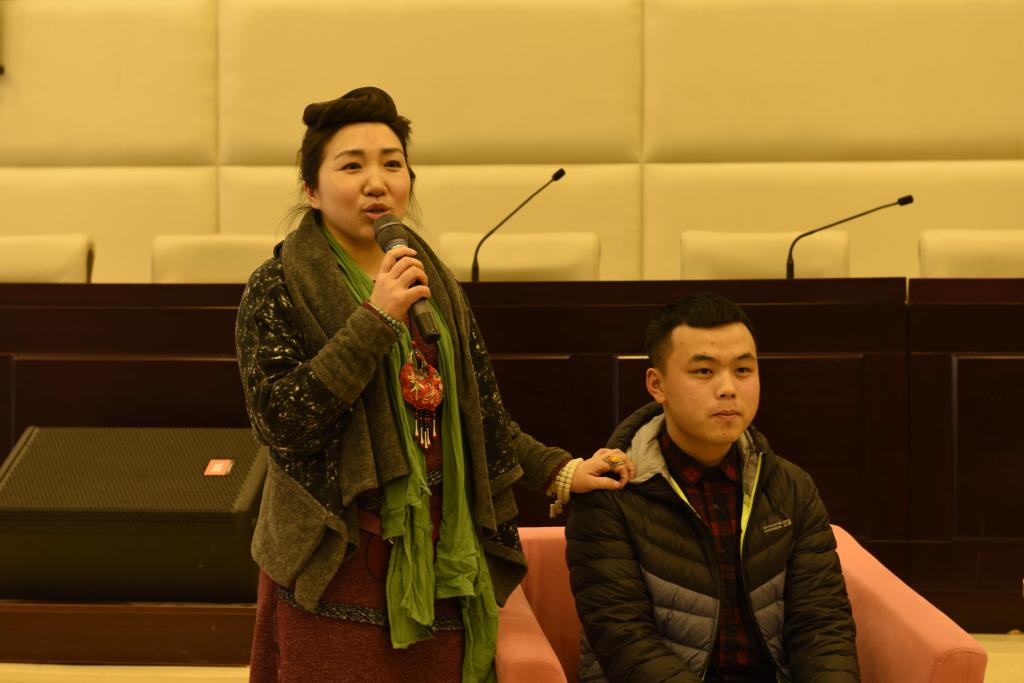 时尚造型师李学琴女士进行示范