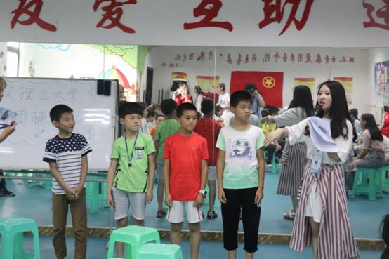 助教带小朋友们上台做游戏