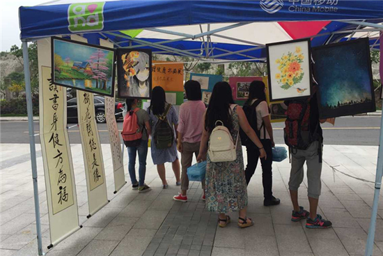 同学们在现场驻足观赏_副本