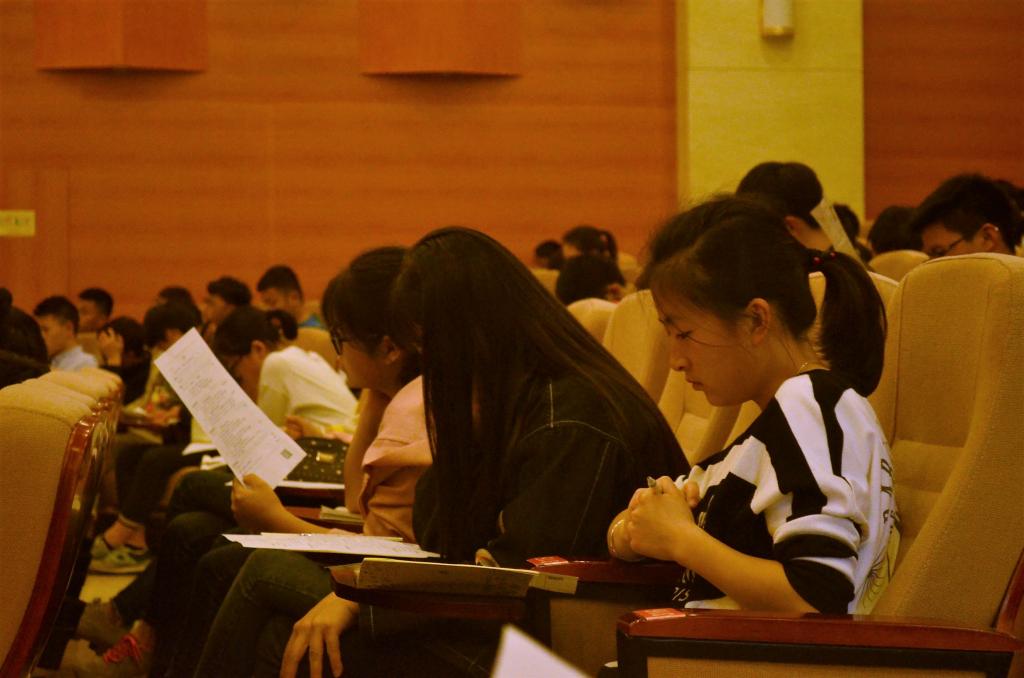 认真学习简历制作的同学