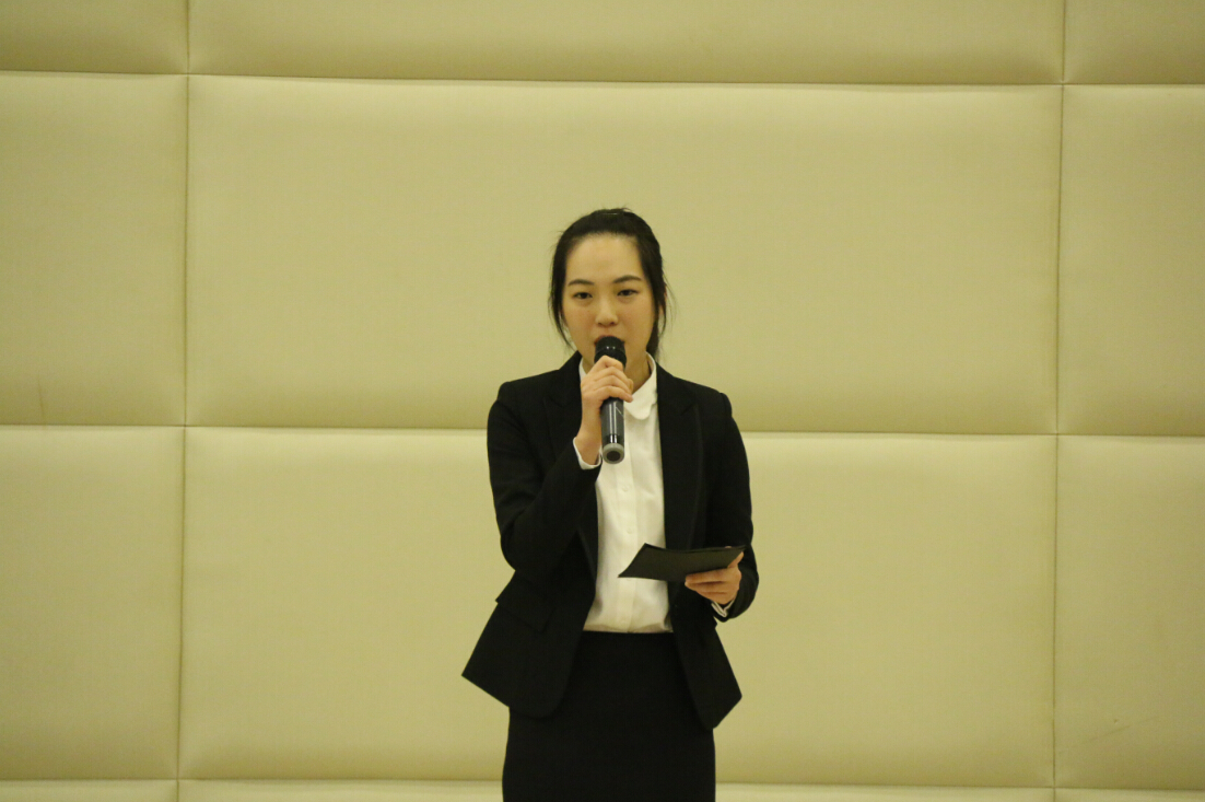 管理学院的李璋玥同学即兴主持