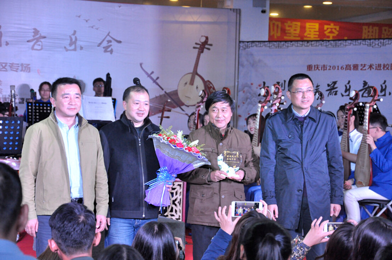 两江校区管委会常务副主任,两江国际学院常务副院长张朝辉,两江校区党委副书记、两江校区管委会副主任周锐向西南大学音乐学院赠送纪念品