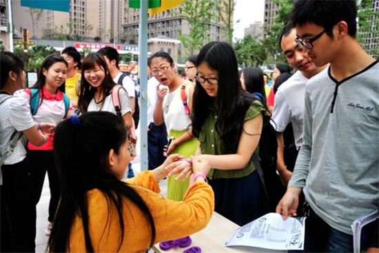 工作人员为参与同学戴上不抱怨手环_副本