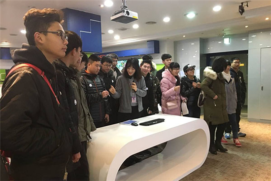 学生参观韩国电子通讯研究院