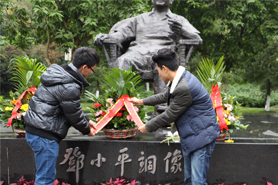 2.学员代表向邓小平铜像敬献花篮