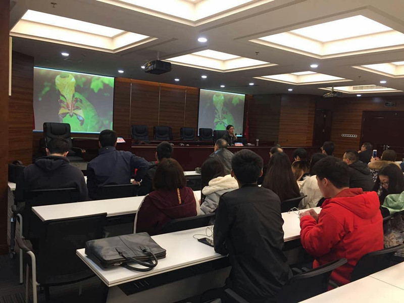 组织师生参加两江新区管委会2017年“工匠夜校”第二堂课,听取《一个人的生态摄影》专题培训讲座