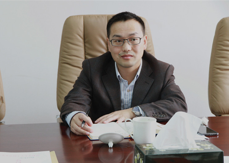 校纪委书记张绍荣认真聆听汇报