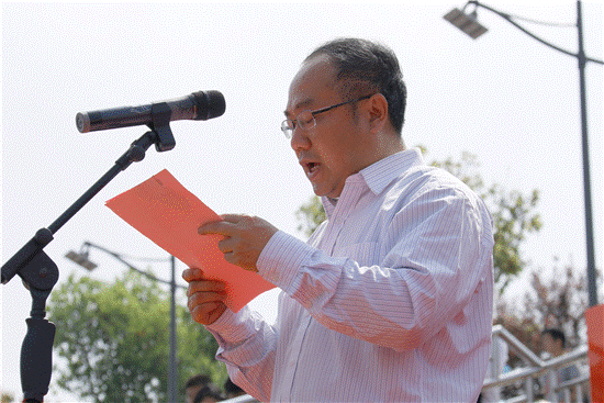 8.副校长何建国致开幕词