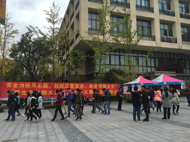 消防宣传日,管委会领导和工作人员向学生发放宣传资料