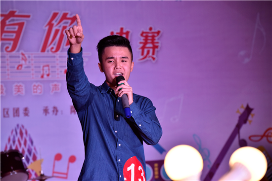 4.参赛选手深情演唱