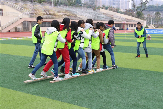 4.学员齐力完成“有轨电车”