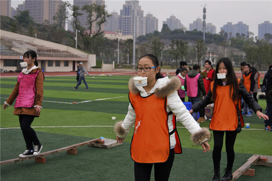 3.学员接力通过“送水过桥”环节