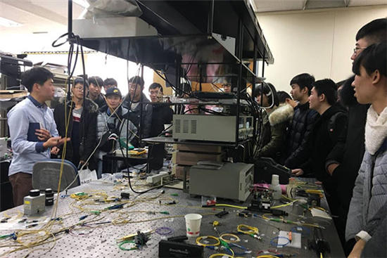 学生参观KAIST大学实验室
