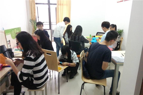 暖心人们正在为活动做积极准备_副本