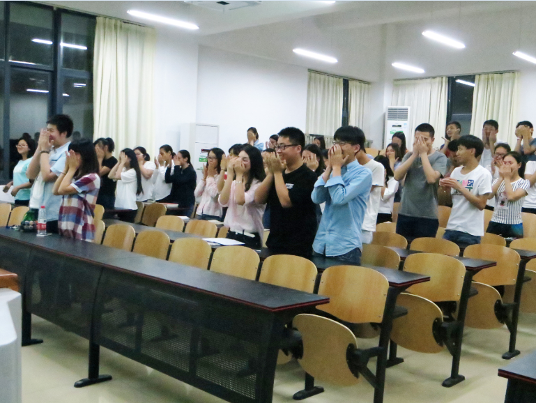 同学们和老师积极互动