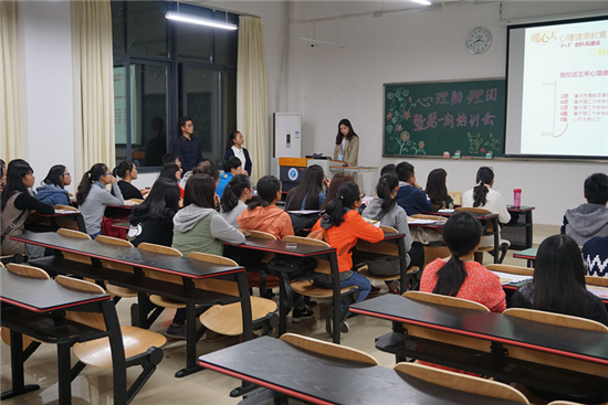 助理团同学认真聆听中心往届活动开展情况