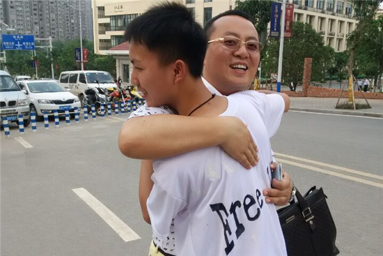 4、志愿者与辅导员老师相拥