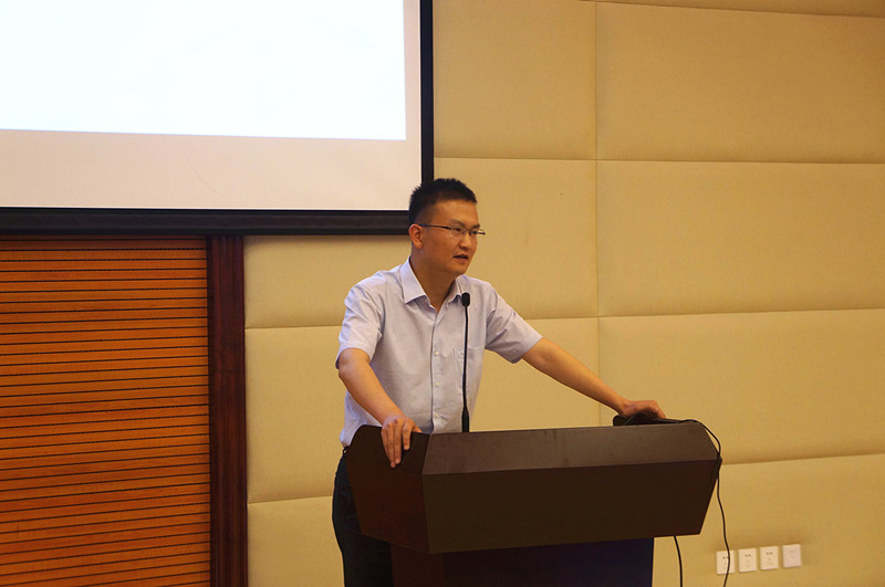 两江校区管委会学生工作办公室主任叶彬强老师为本次大赛做精彩点评