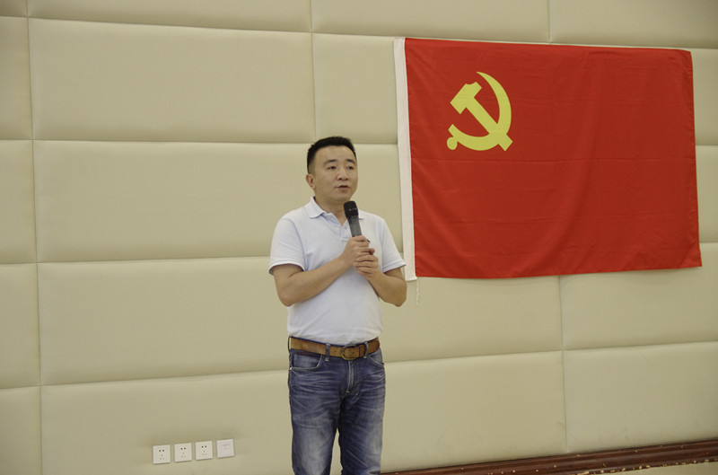 两江校区党委副书记、两江校区管委会副主任、两江校区分党校校长周锐在结业典礼上讲话