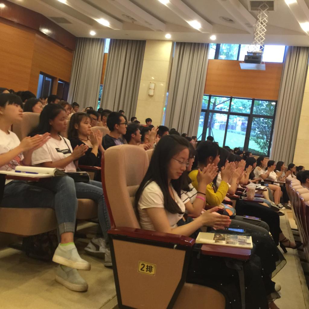 同学们认真听讲座