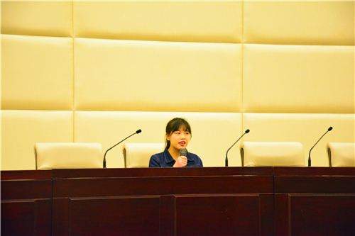 3李彩虹同学作报告