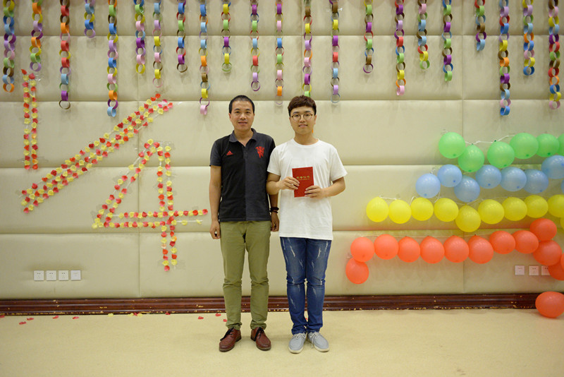 两江校区教学工作办公室副主任党威为节目《两江》颁发一等奖