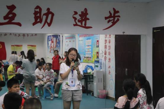 助教给孩子们讲故事