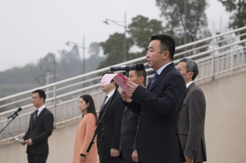 两江校区党委副书记、两江校区管委会副主任周锐在两江校区新学期升旗仪式上讲话