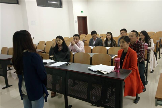 老师们认真听取心得体会