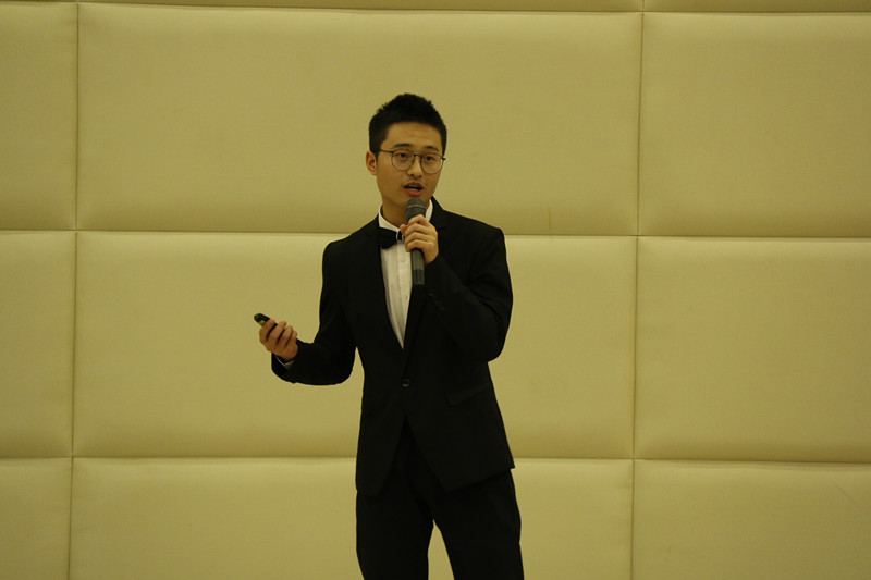比赛选手现场展示和答辩