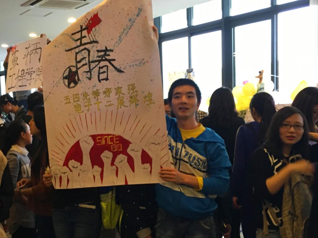 电子学院团支部线下宣传现场