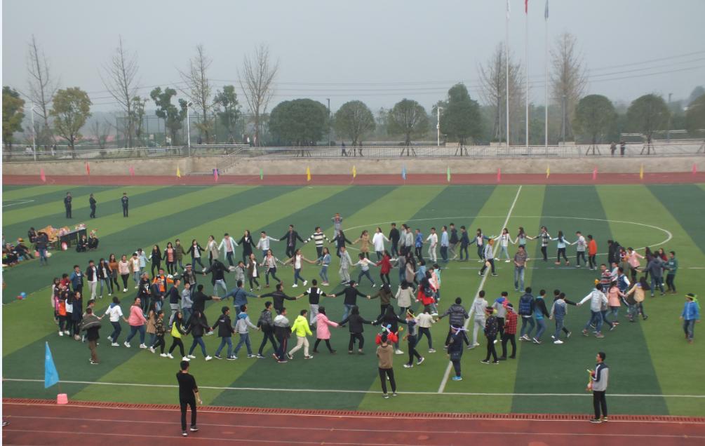 嘉宾和全体同学共同参加五毛一块游戏