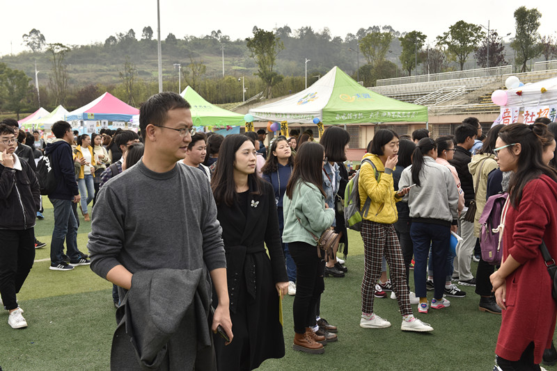 两江校区党委副书记叶彬强,两江校区管委会副主任、两江国际学院党总支副书记龙婷现场指导工作