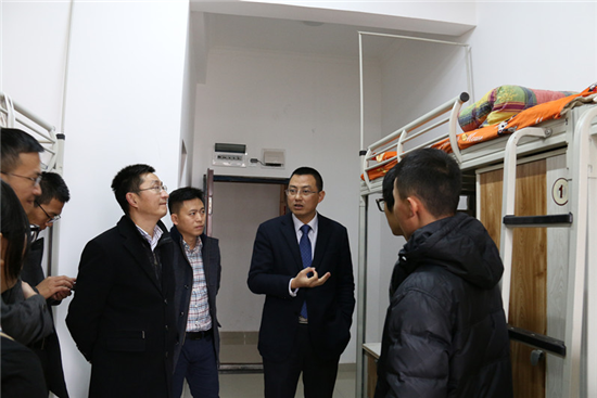 6两江校区管委会领导与同学们亲切交谈