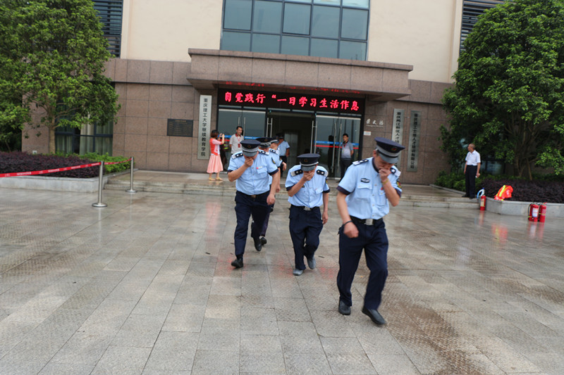 参演人员疏散撤离火灾现场