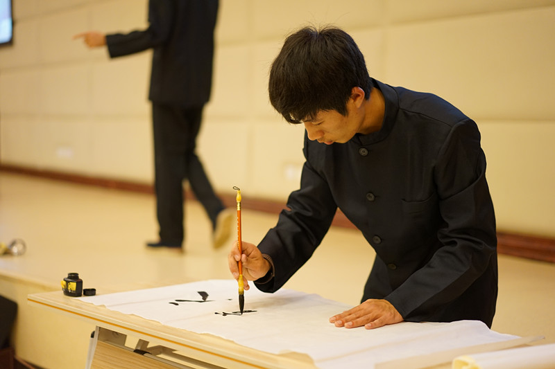 材料学院团支部现场书法表演