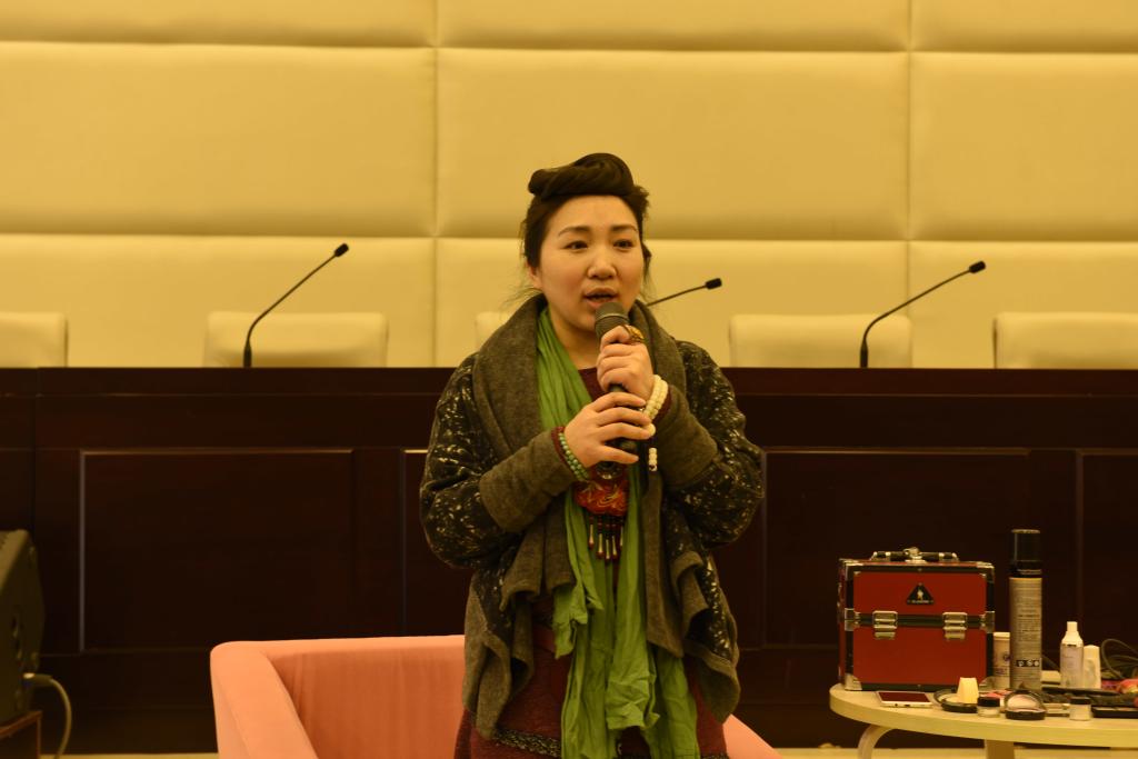 1时尚造型师李学琴女士传授化妆技巧